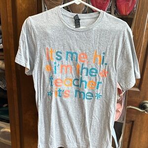 Women’ Graphic Tee - "It’s me, hi. I’m the teacher" NEVER WORN!
